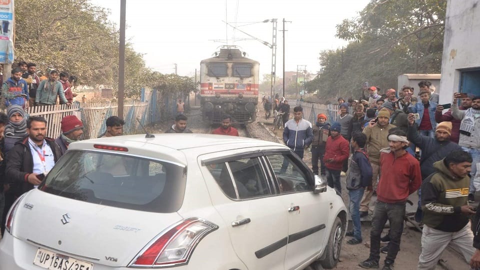 Sambhal: Car stuck between railway gate Chandausi, train had stopped, employee suspended negligence