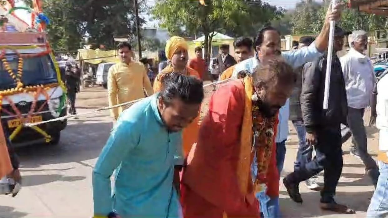 Ram Temple Ayodhya Damoh Man Pulling Ramrath by Hairs, Will cover 501 kms in 11 days