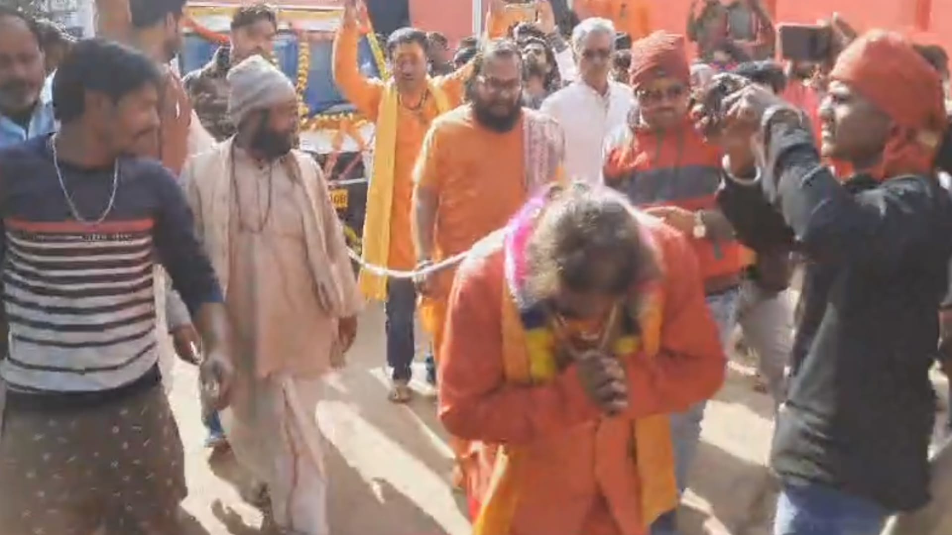 Ram Temple Ayodhya Damoh Man Pulling Ramrath by Hairs, Will cover 501 kms in 11 days