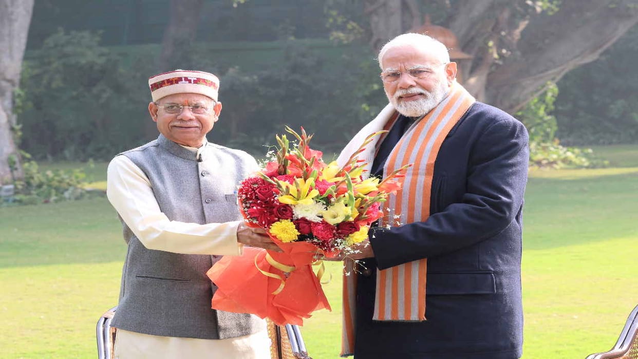 Governor meets PM Modi, discusses permanent settlement of people in border areas