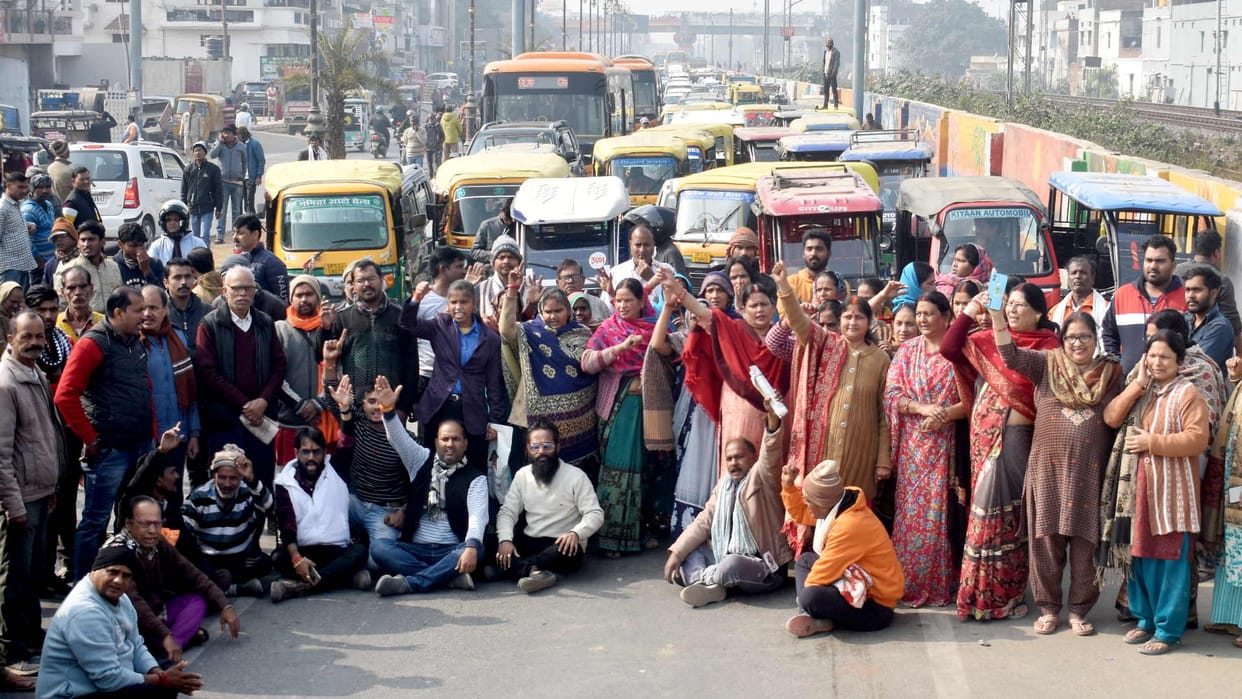 People blocked Dharamshala Gorakhnath bridge road