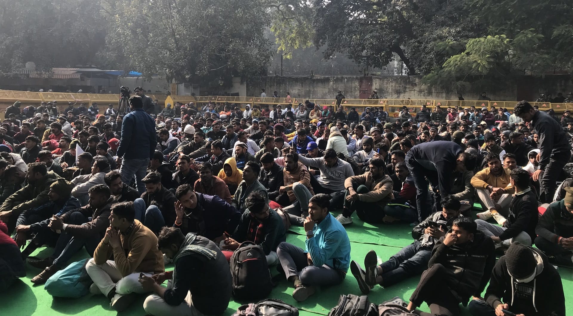 जंतर मंतर पहुंचे युवा
