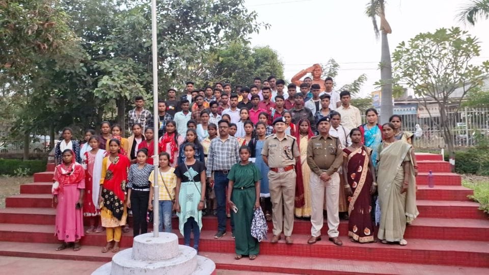 300 students of Naxal affected area got open school form filled in Kabirdhamव