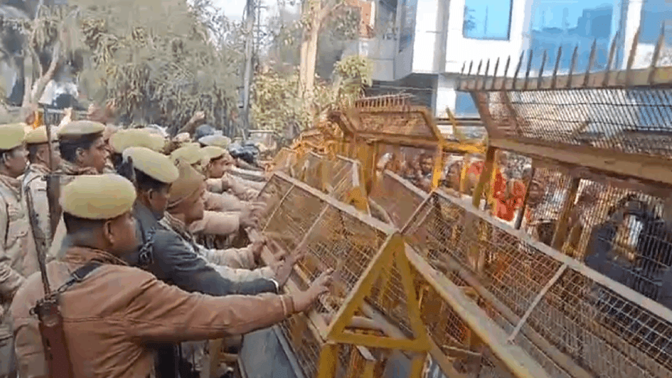 farmers Lockout announced outside Noida Authority and police stopped