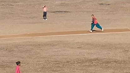 Uttarakhand Pauri District Housewife Woman Playing Amazing Cricket in Local Tournament