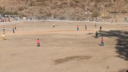 Uttarakhand Pauri District Housewife Woman Playing Amazing Cricket in Local Tournament