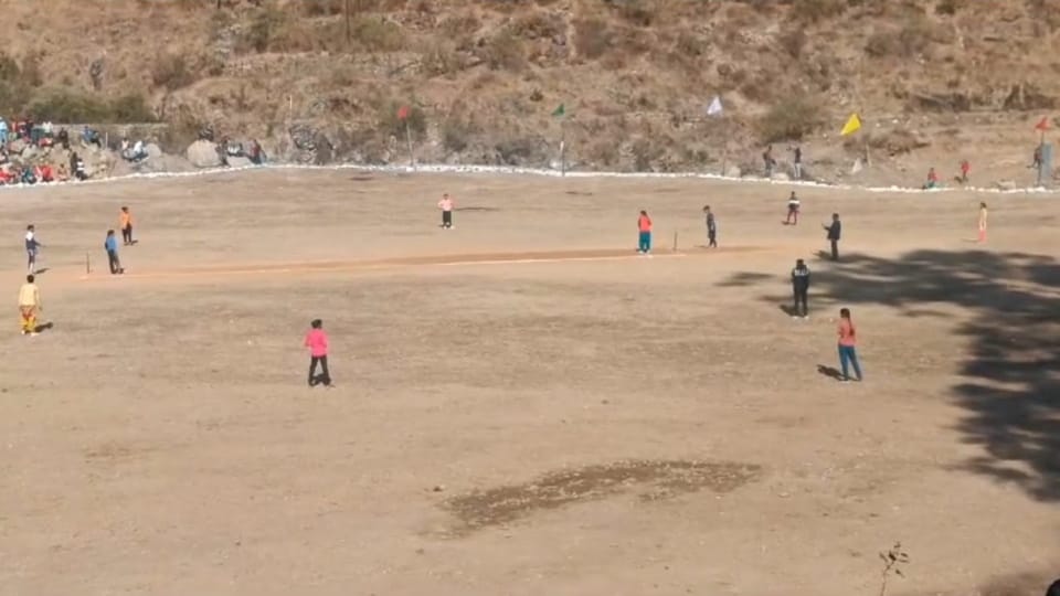 Uttarakhand Pauri District Housewife Woman Playing Amazing Cricket in Local Tournament