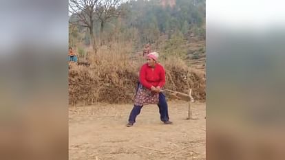 Uttarakhand Pauri District Housewife Woman Playing Amazing Cricket in Local Tournament