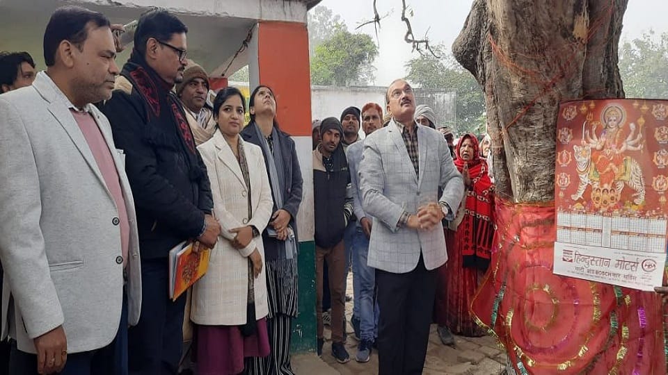 water is coming out from Neem tree villagers started worshiping mainpuri DM came to see