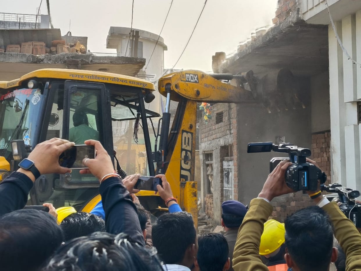 Bulldozer ran on the house of the criminal who pelted stones on a religious pilgrimage in Shajapur,