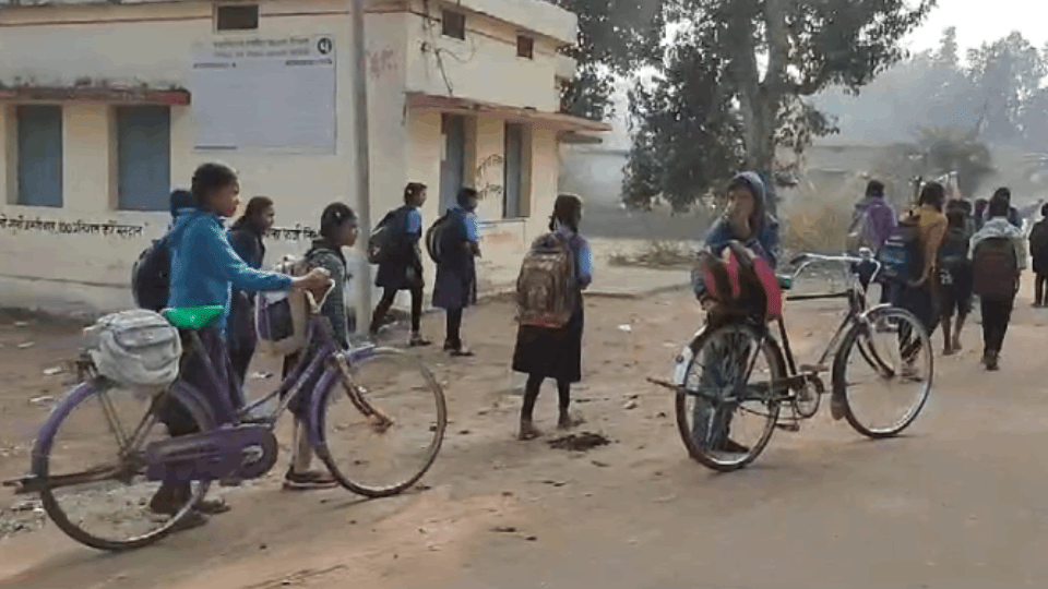 शिक्षकों पर हुई विभागीय कार्रवाई