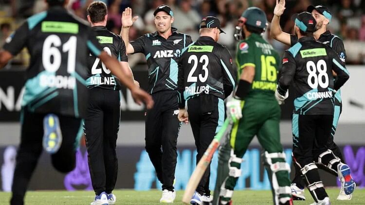 Pak Vs Nz T20 Live Score: Pakistan Vs New Zealand T20 Match Scorecard, Mitchell Santner Covid Positive - Amar Ujala Hindi News Live - Pak Vs Nz 1st T20:न्यूजीलैंड ने पाकिस्तान को