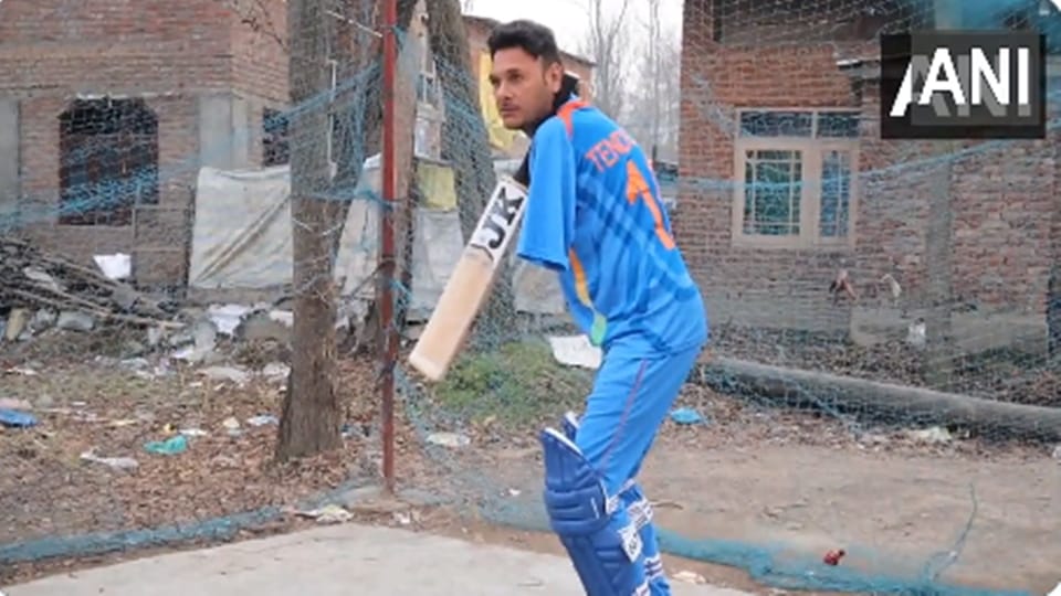 full story of jammu kashmir para cricketer Amir Hussain Lone belongs to anantnag