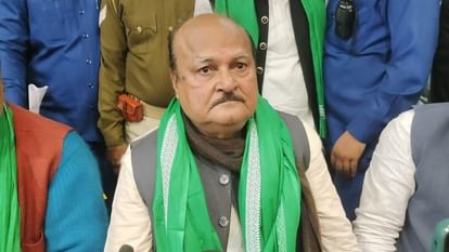 Bihar govt minister Ramanand Yadav is accepting fake news of KK Pathak's resignation as true