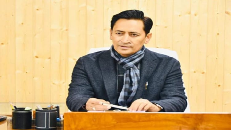 Viral Ias Deepak Rawat:...फिर चर्चा में आए कुमाऊं कमिश्नर; ऐसे जीता सबका दिल, हर जगह हो रही वाहवाही - Kumaon Commissioner Deepak Rawat Sent The Injured To The Hospital In Haldwani -
