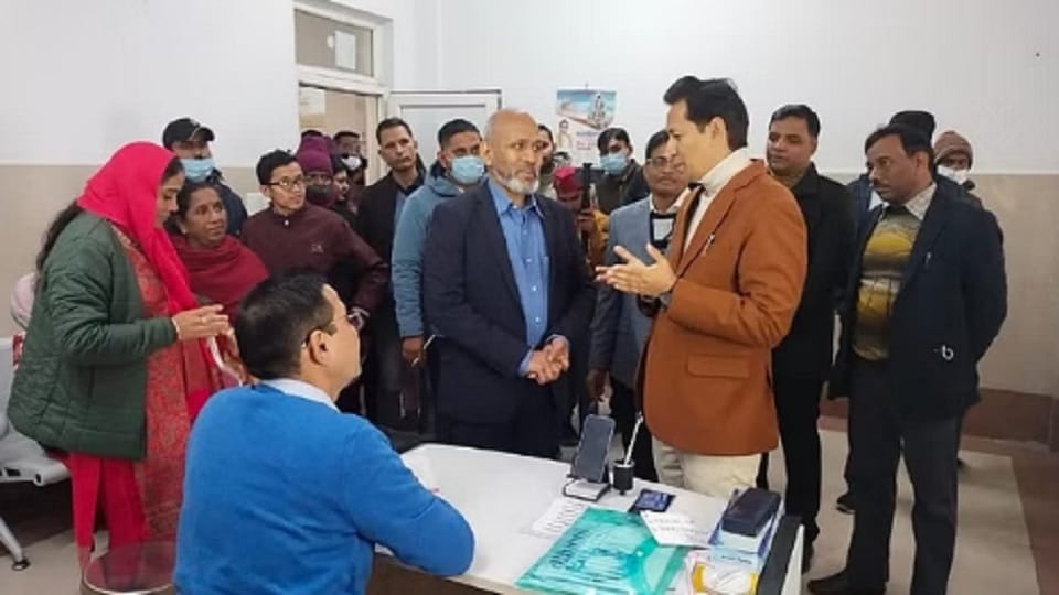 Kumaon Commissioner Deepak Rawat was surrounded by patients during inspection in the hospital in rudrapur