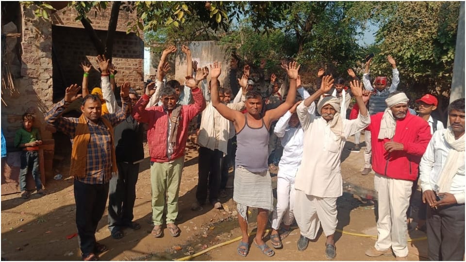 Demand for arrest of the accused who assaulted women in Karauli