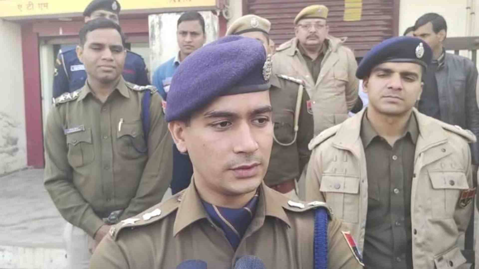 घटना की जानकारी देते पुलिस अधिकारी।