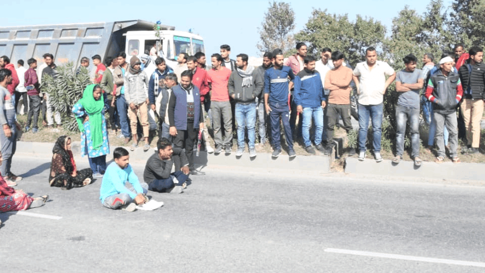 People surrounded Jhansi Development Authority team that arrived to demolish construction