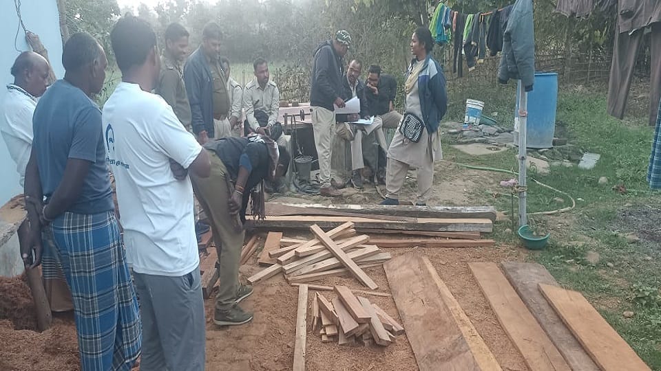Forest department raids carpenter house in Korba wood worth lakhs of rupees seized