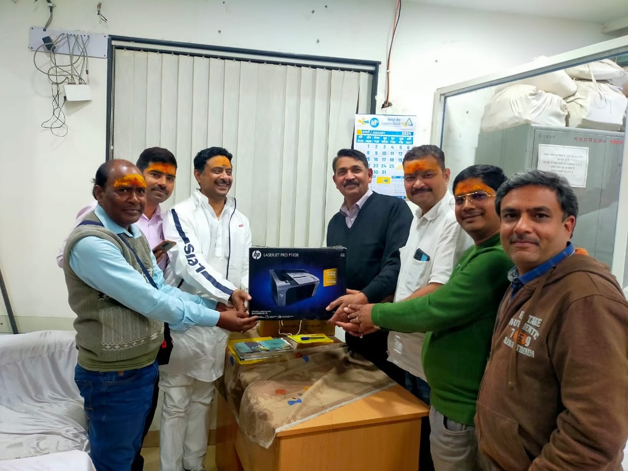 Ujjain: Lucknow devotee donated printer to Mahakal temple, also gave 400 copies of Shiv Chalisa to the devotee