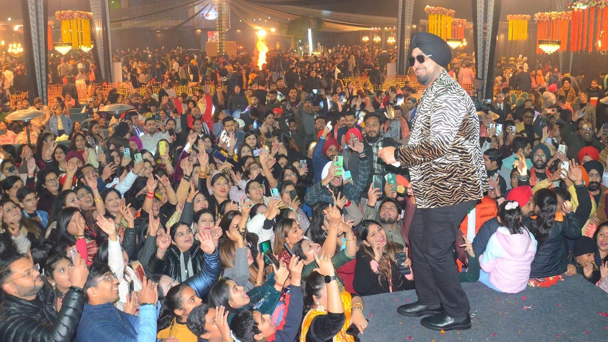 Pop singer Deep Mani performed in Lohri Mela in Bareilly