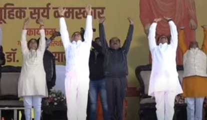 मुख्यमंत्री सूर्य नमस्कार करते हुए