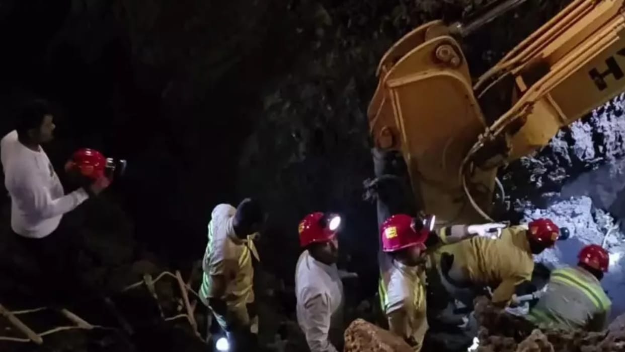 MP News Laborer dies after falling into sewer line pit in Satna