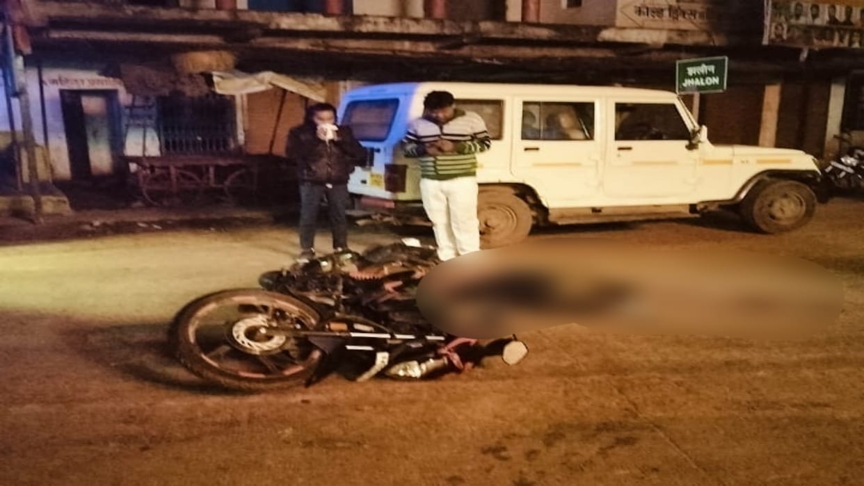 Damoh News Sarpanch dies after being hit by a truck filled with gas cylinder at Tezgarh bus stand