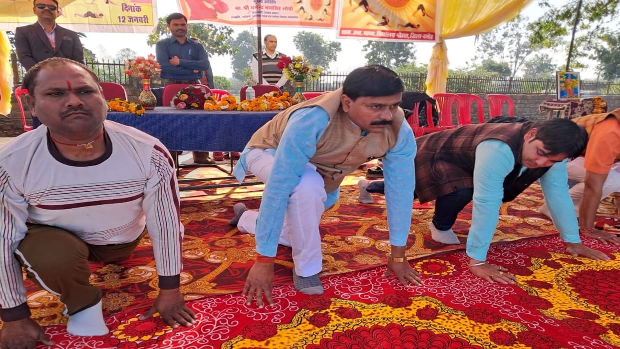 Damoh Minister Dharmendra Singh did yoga told the words of Swami Vivekananda to students