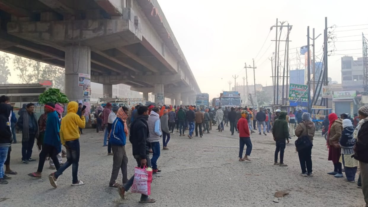 Nalanda: Drivers block NH 20 against hit and run law, passengers facing trouble