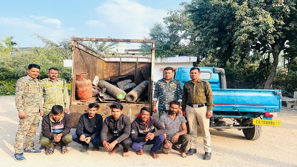 पुलिस की गिरफ्त में आरोपी