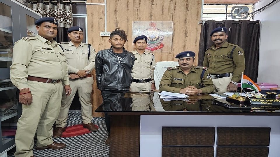 पुलिस की गिरफ्त में आरोपी