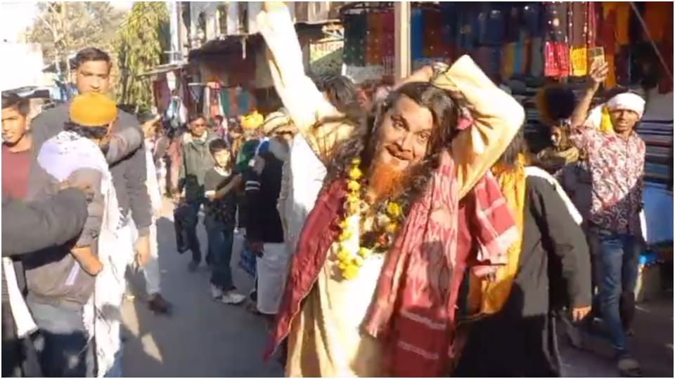 Qalandar reached Ajmer on foot from Delhi offered sticks in Dargah