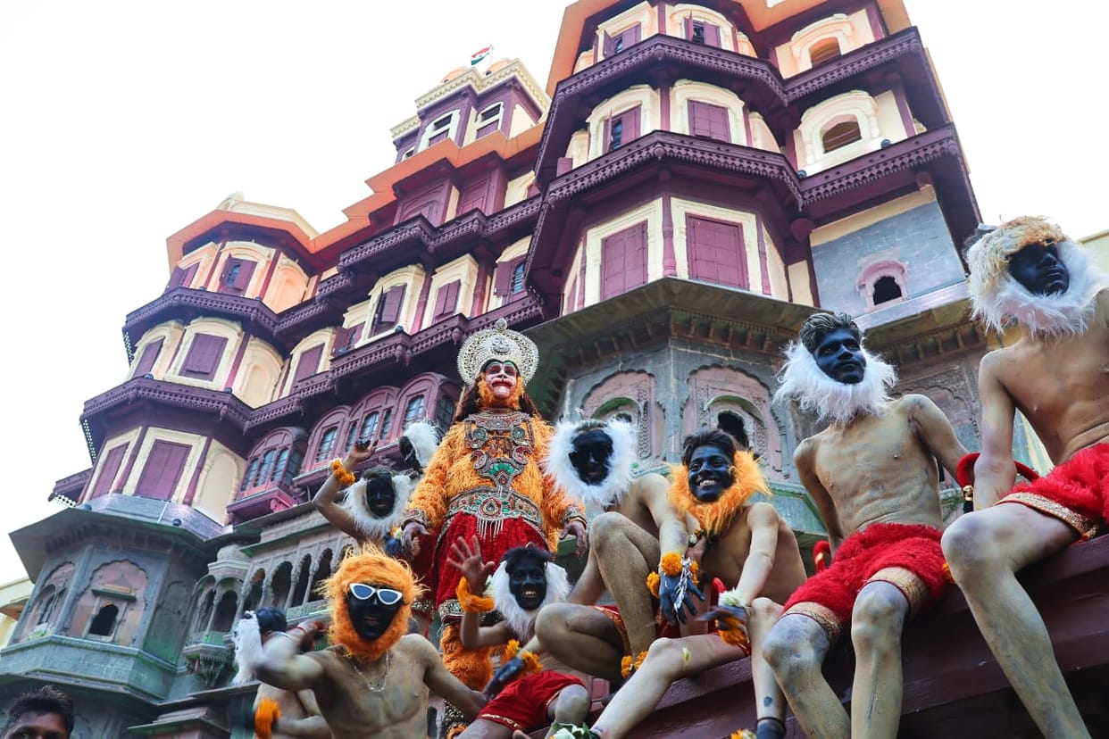 Indore: Swaraj Swabhiman Yatra started from Rajwada with recitation of Hanuman Chalisa.