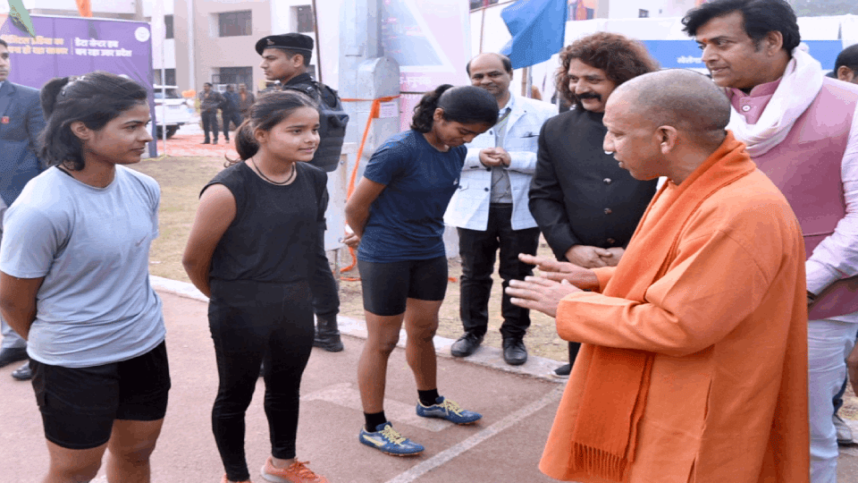 CM Yogi awarded winning players In closing ceremony of MP Khel Mahakumbh