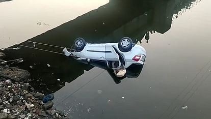 Ujjain: Car fell into Shipra river while trying to save a puppy, 4 people saved their lives by breaking glass