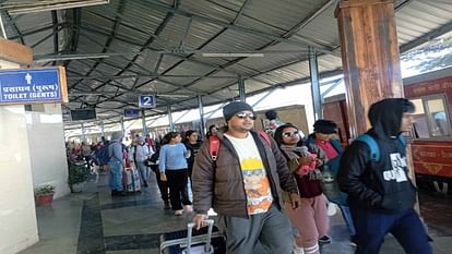 A large number of tourists reached Shimla for the weekend, holiday special train will run till January 15.