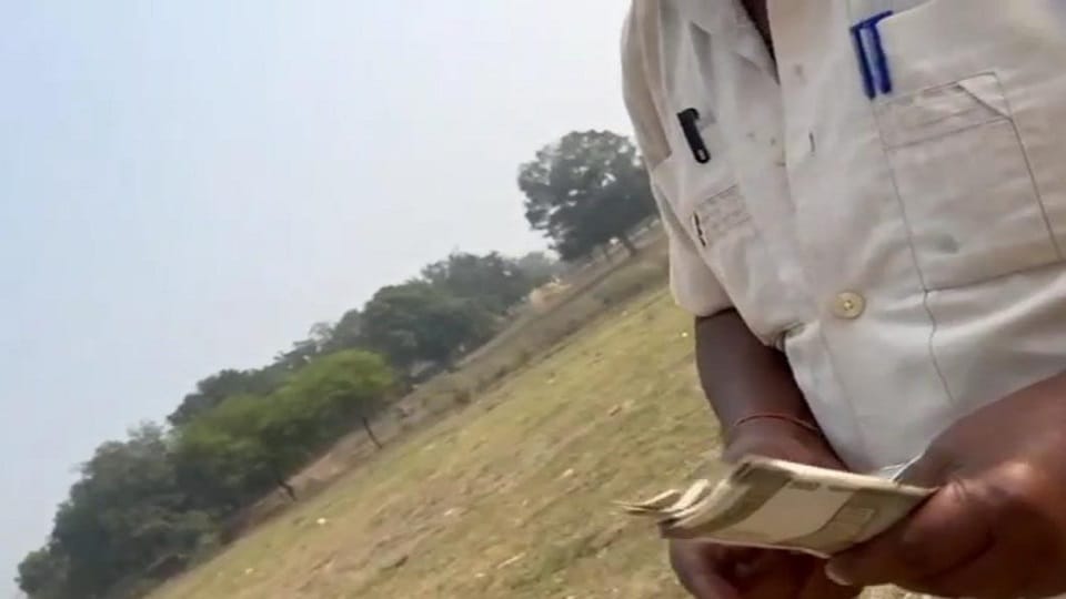Center in charge took bribe of eight thousand from farmer in Kabirdham