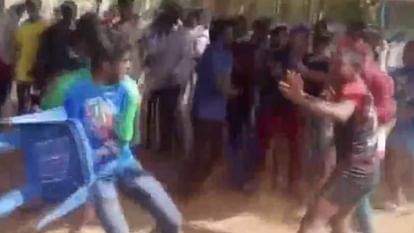 VIDEO: आंध्र प्रदेश में कबड्डी मैच के दौरान बवाल, दो टीमों के फैंस और खिलाड़ी भिड़े, कुर्सी उठाकर मारते दिखे VIDEO: Chaos during Kabaddi match in Andhra Pradesh, fans and players of two teams clashed, Fights with chairs