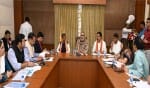 ग्रामीण विकास विभाग के अधिकारियों की बैठक लेते केंद्रीय मंत्री गिरिराज सिंह