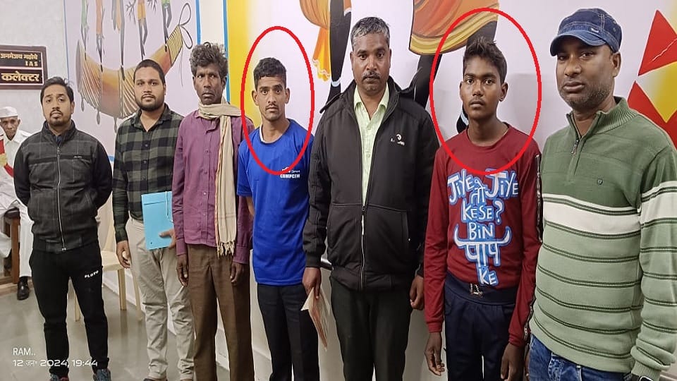 अपनों के बीच लौटे दोनों युवक