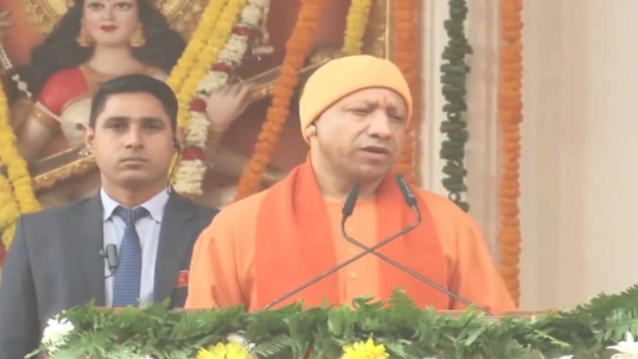 CM yogi adityanath distribute 1150 sewing machines to women at Gorakhpur