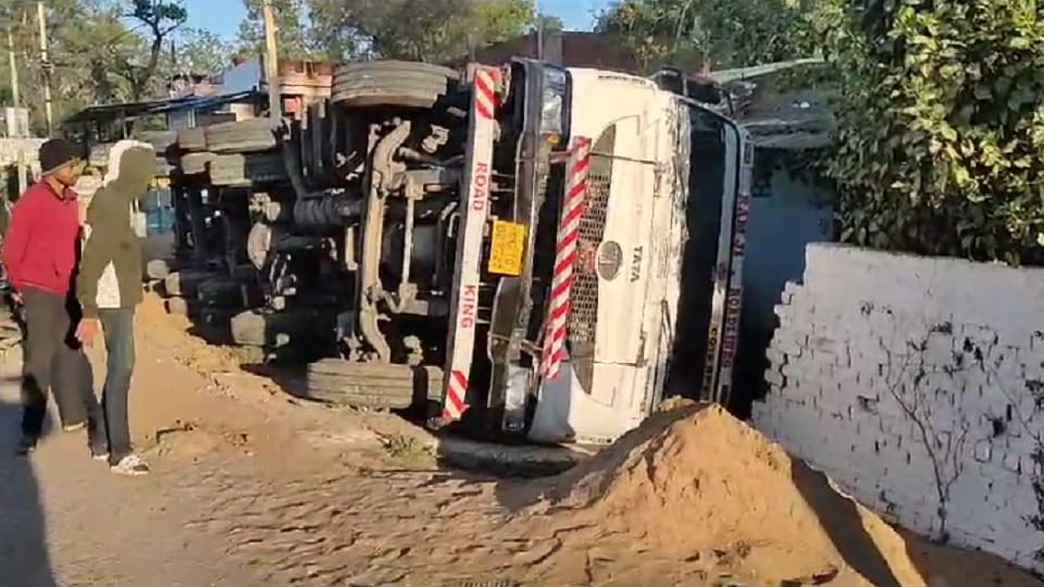 A speeding vehicle loaded with coal overturned after being controlled