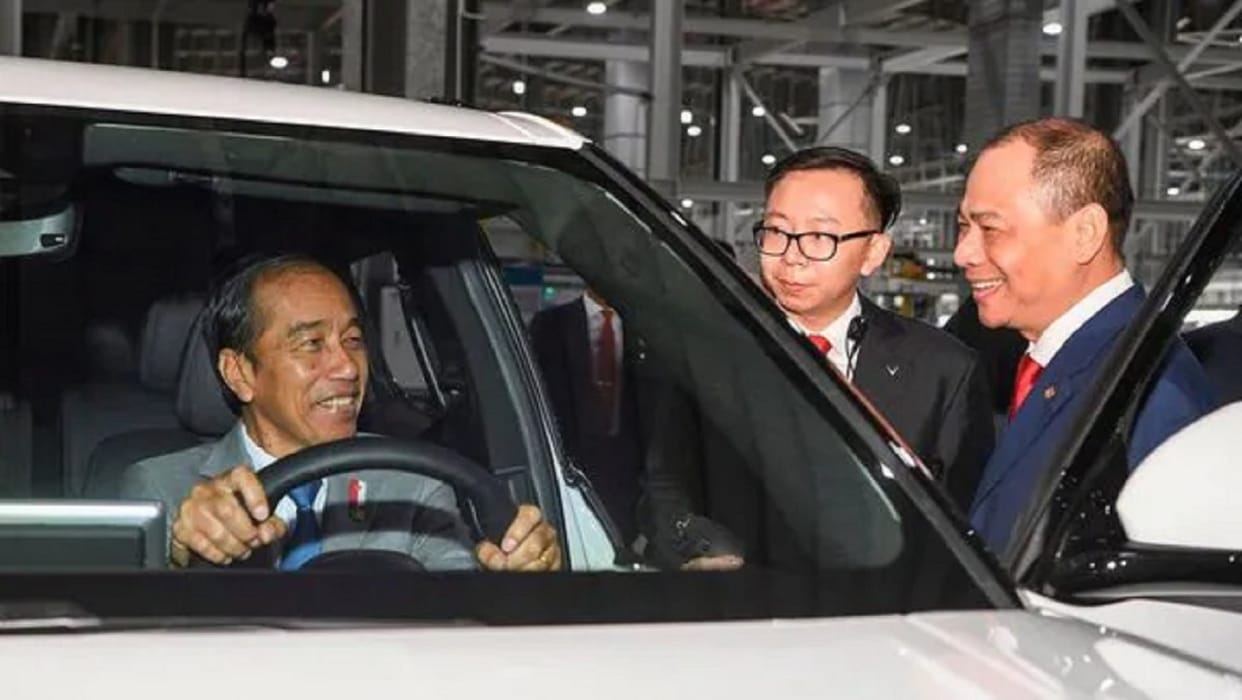 Indonesian President Joko Widodo visited Vinfast's manufacturing plant during his visit to Vietnam