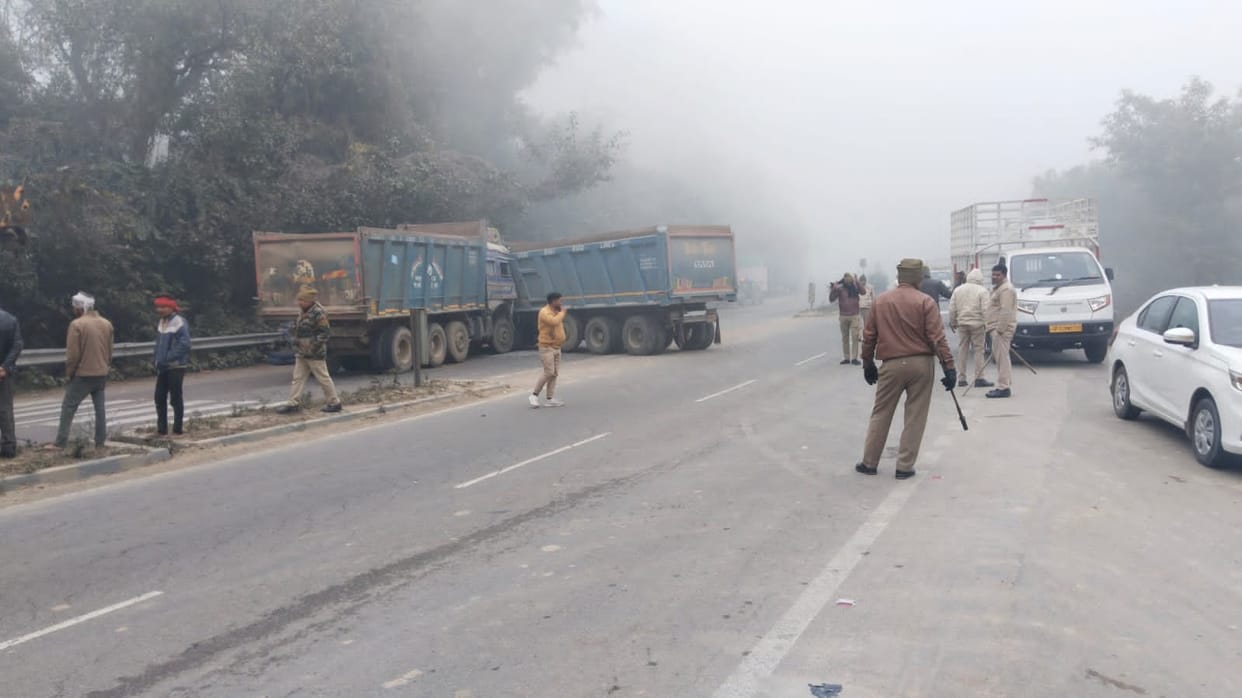 Ballast laden dumper collided with empty dumper in the other lane, uncontrolled due to tire burst