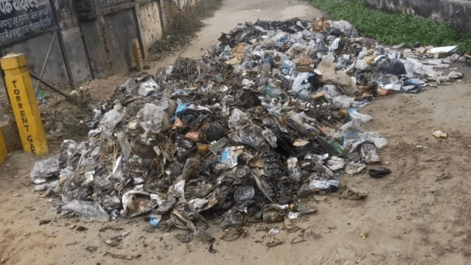 municipality threw garbage on road Hydril Colony After EO cut off electricity