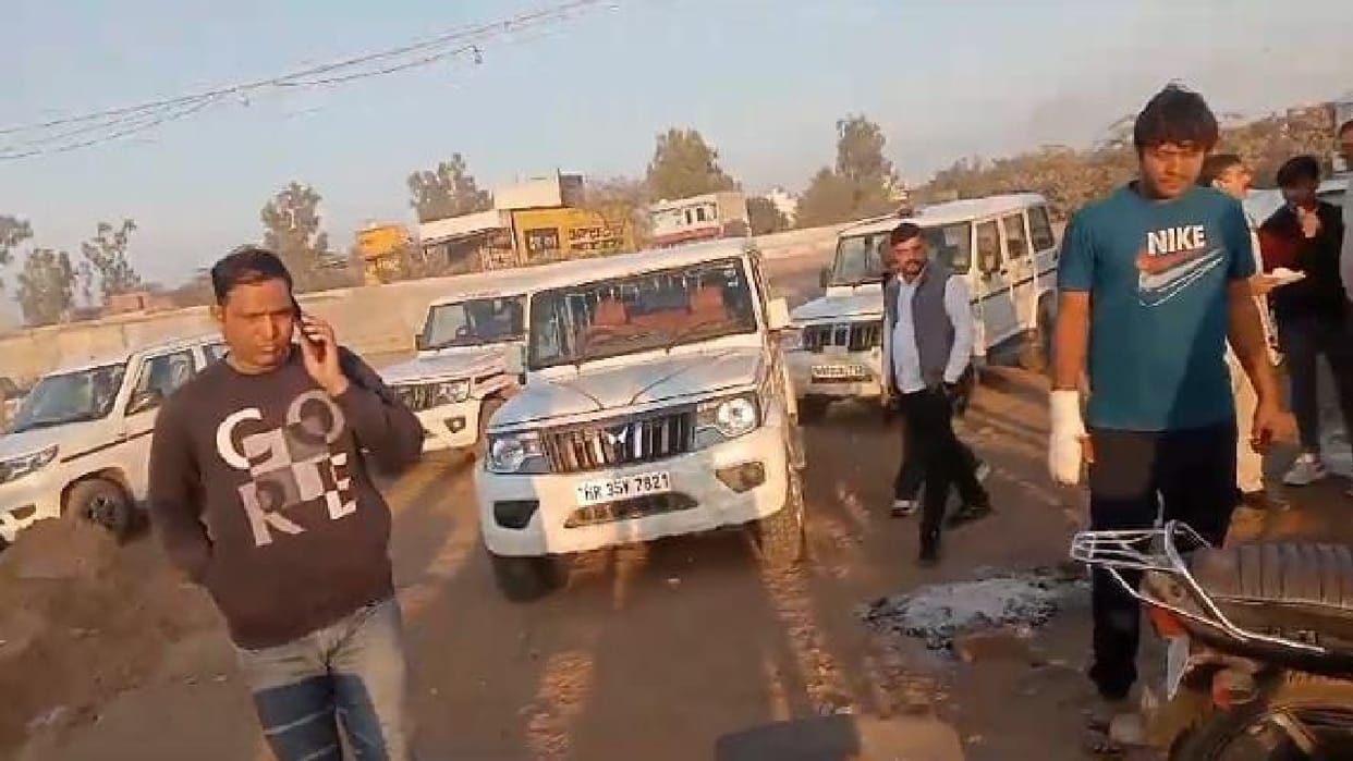 CM Flying raid in Narnaul: Fine of Rs 2.33 lakh imposed on overloaded dumpers