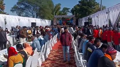 भंडारे में खाते हुए लोग