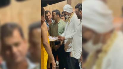 Salaar team visited Kateel Durgaparameshwari temple for blessings with prabhas Prashanth neel Vijay KIragandur